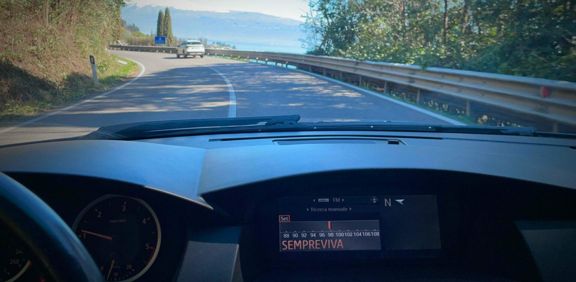 In auto sul lago di Garda, con l'autoradio sintonizzata su Radio Sempreviva